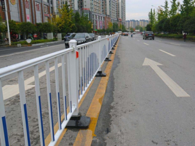 护栏网提高了道路交通的平安性